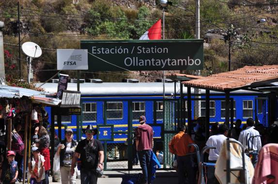 Chegando à estação de trem de Ollantaytambo, no Peru, para seguir à Águas Calientes e Machu Picchu
